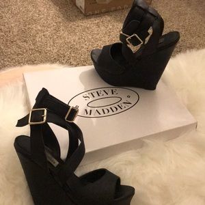 Black Steve Madden wedge! Perfect for any event.